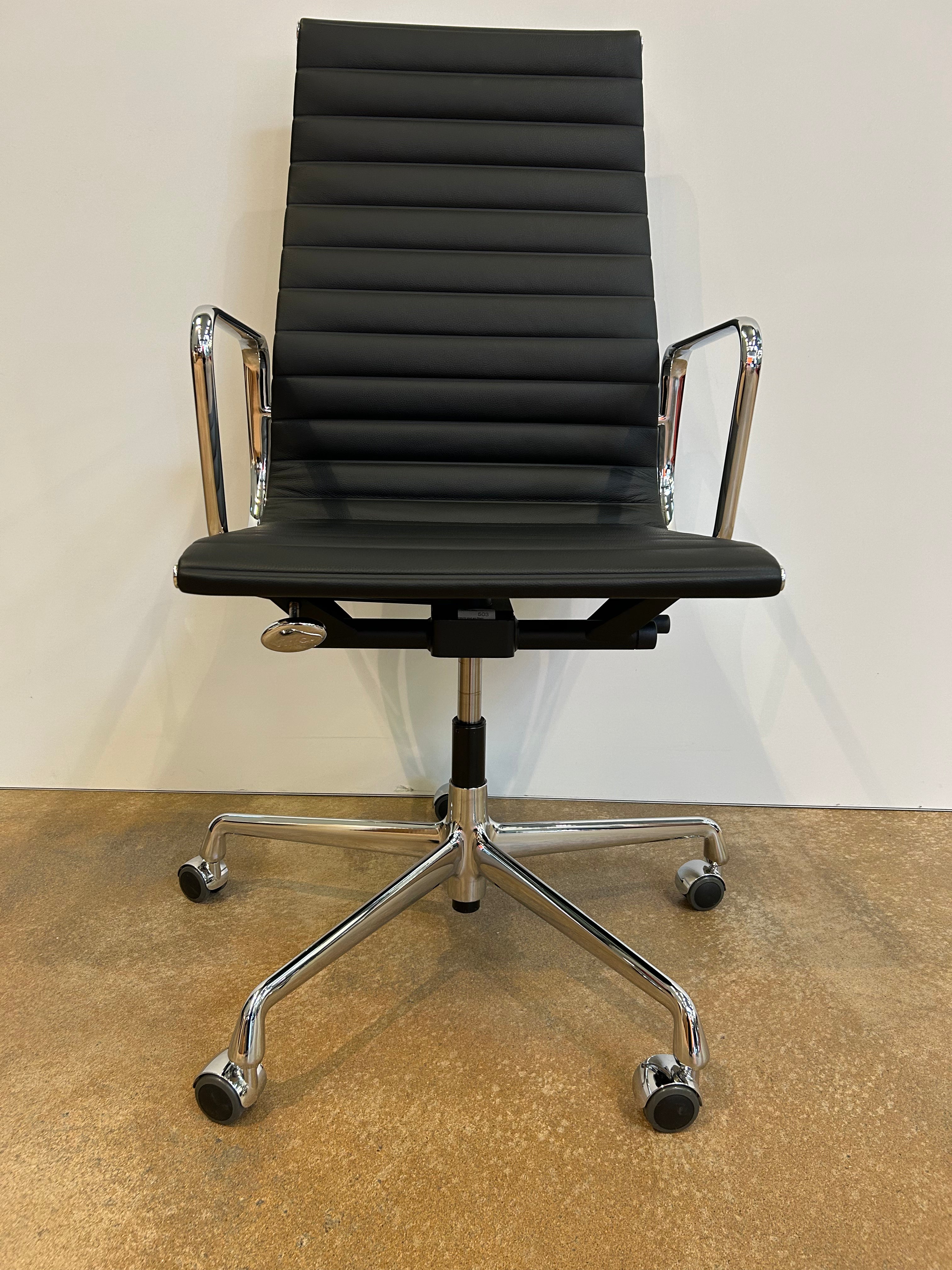 Vitra / ALU CHAIR EA 119 / Bürodrehsessel mit Armlehnen