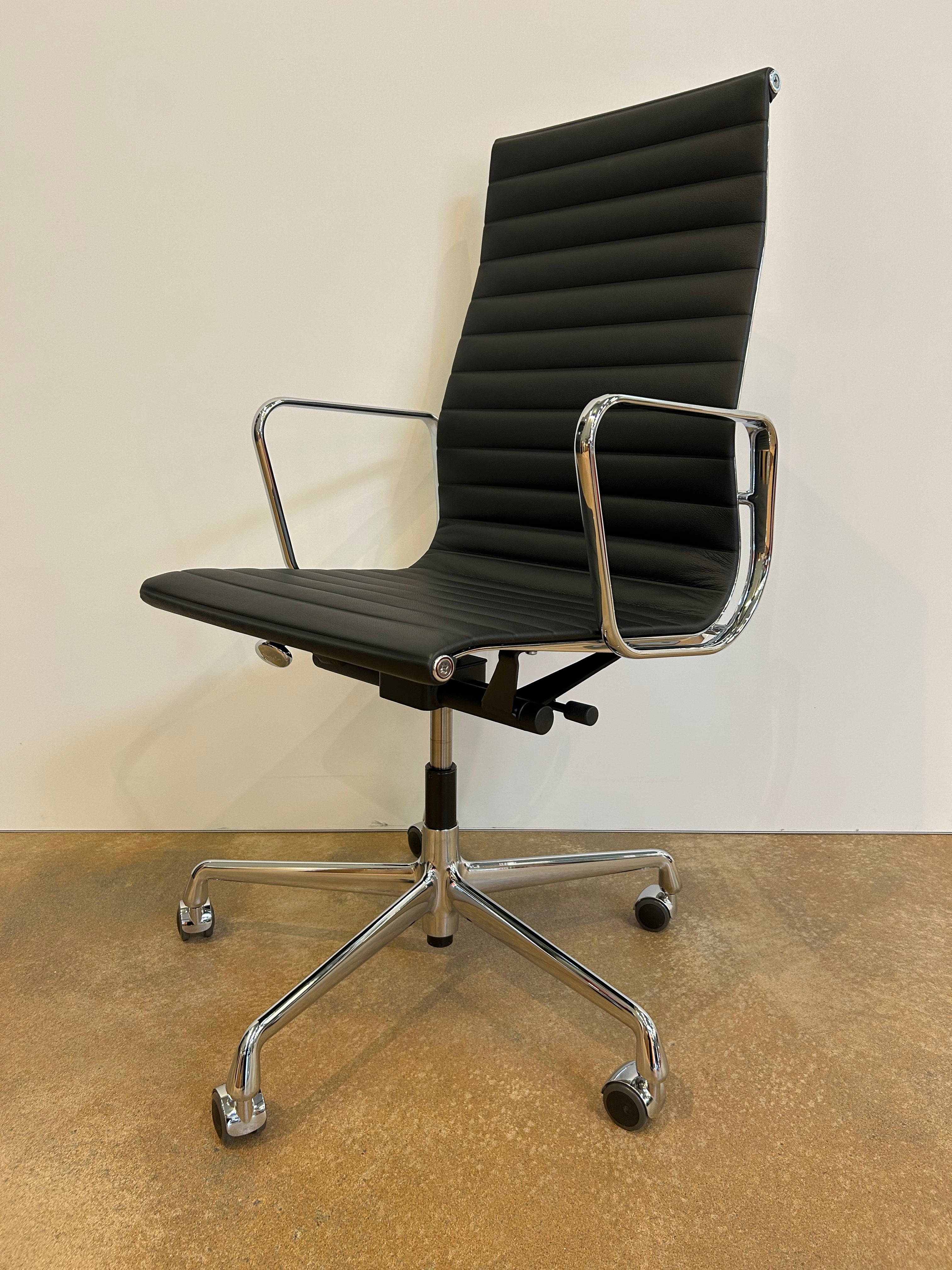 Vitra / ALU CHAIR EA 119 / Bürodrehsessel mit Armlehnen