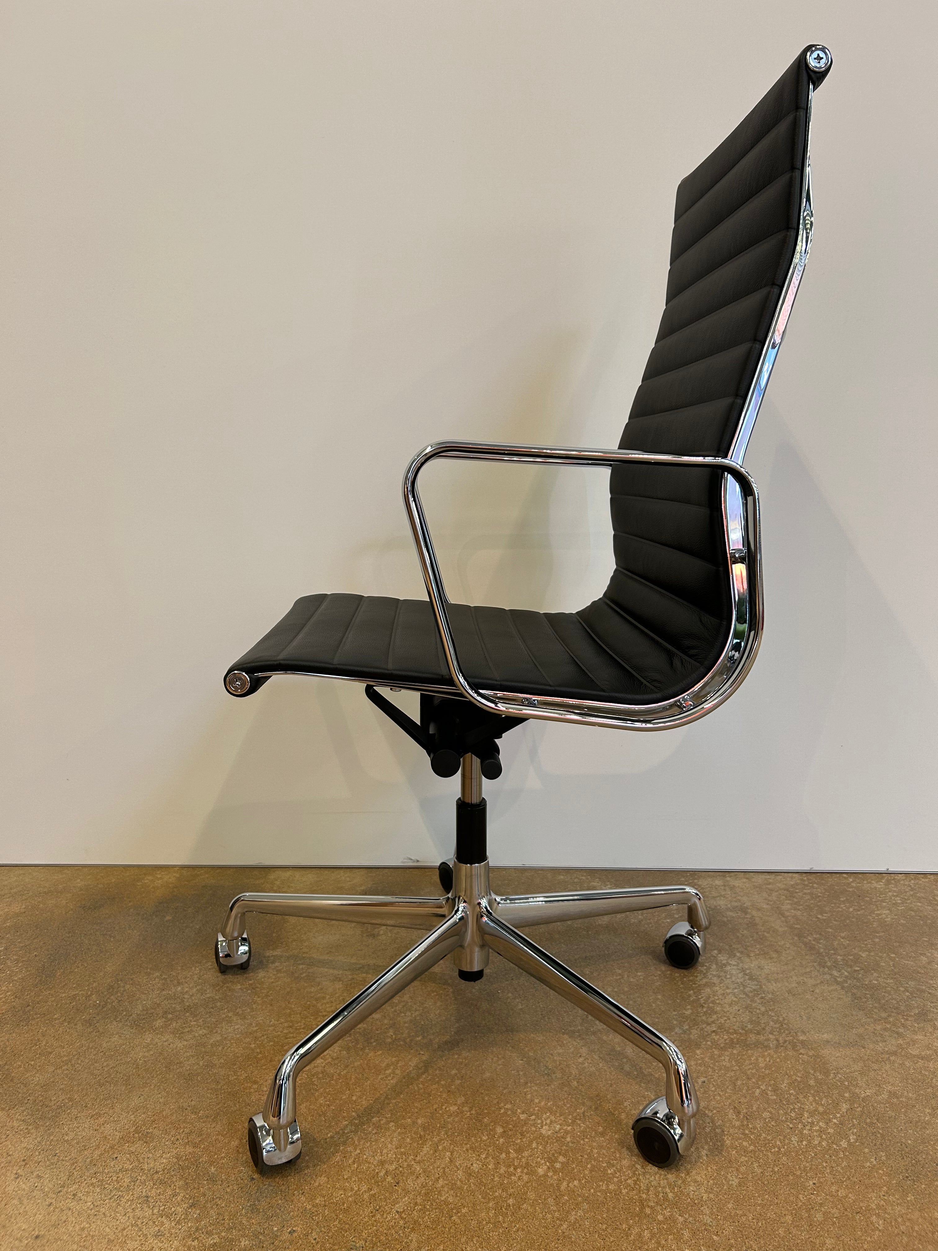 Vitra / ALU CHAIR EA 119 / Bürodrehsessel mit Armlehnen