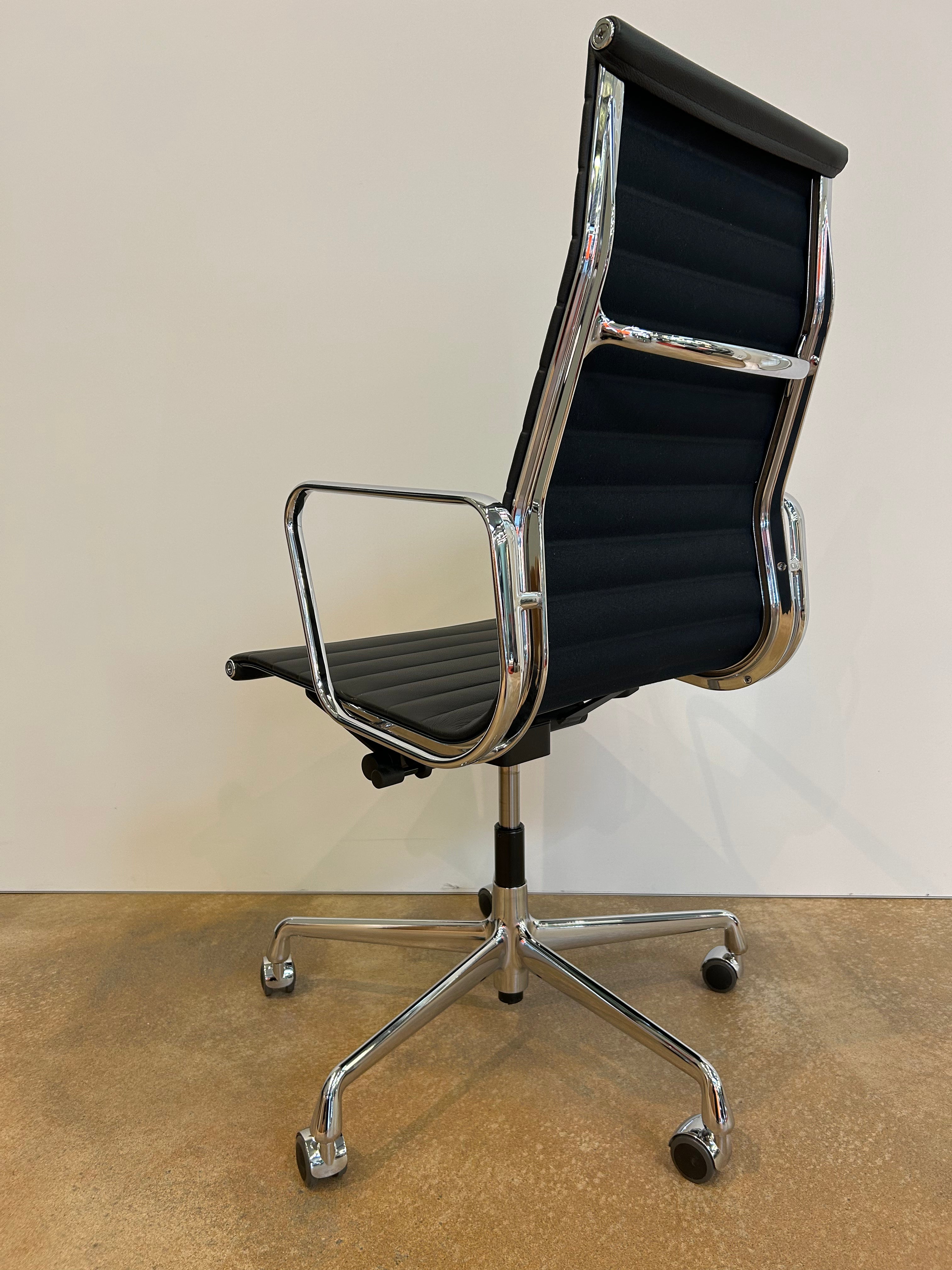 Vitra / ALU CHAIR EA 119 / Bürodrehsessel mit Armlehnen