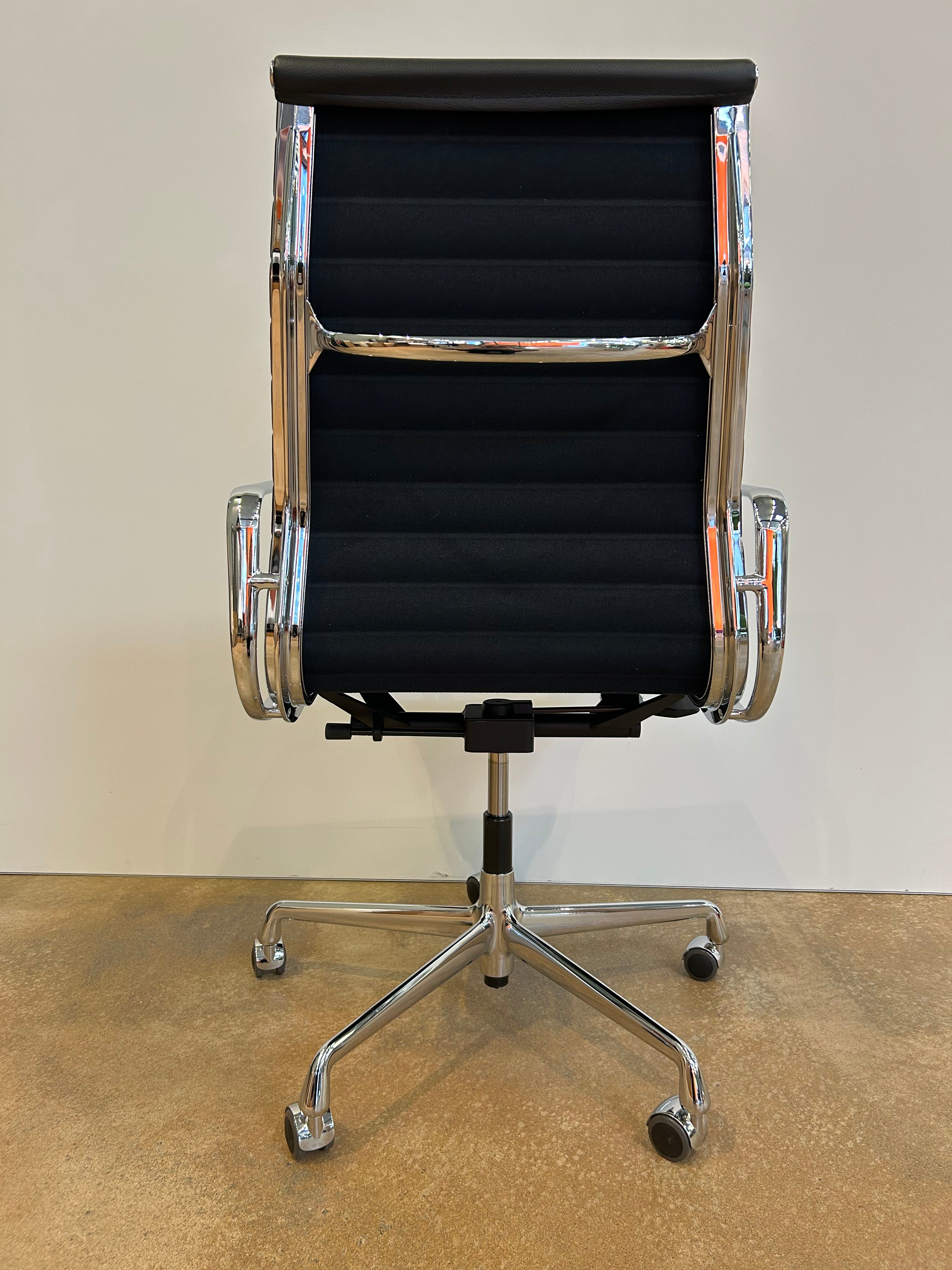 Vitra / ALU CHAIR EA 119 / Bürodrehsessel mit Armlehnen