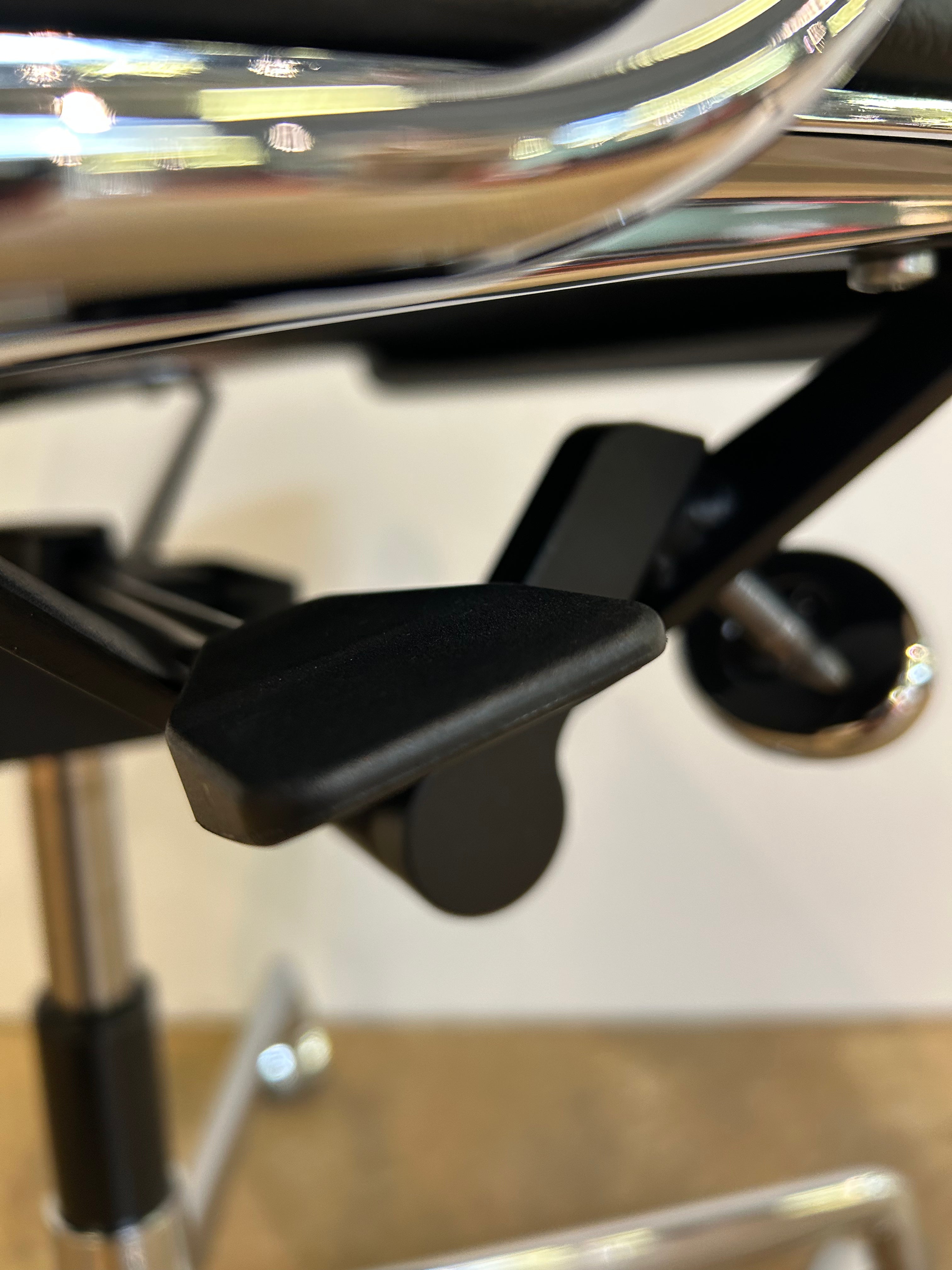 Vitra / ALU CHAIR EA 119 / Bürodrehsessel mit Armlehnen