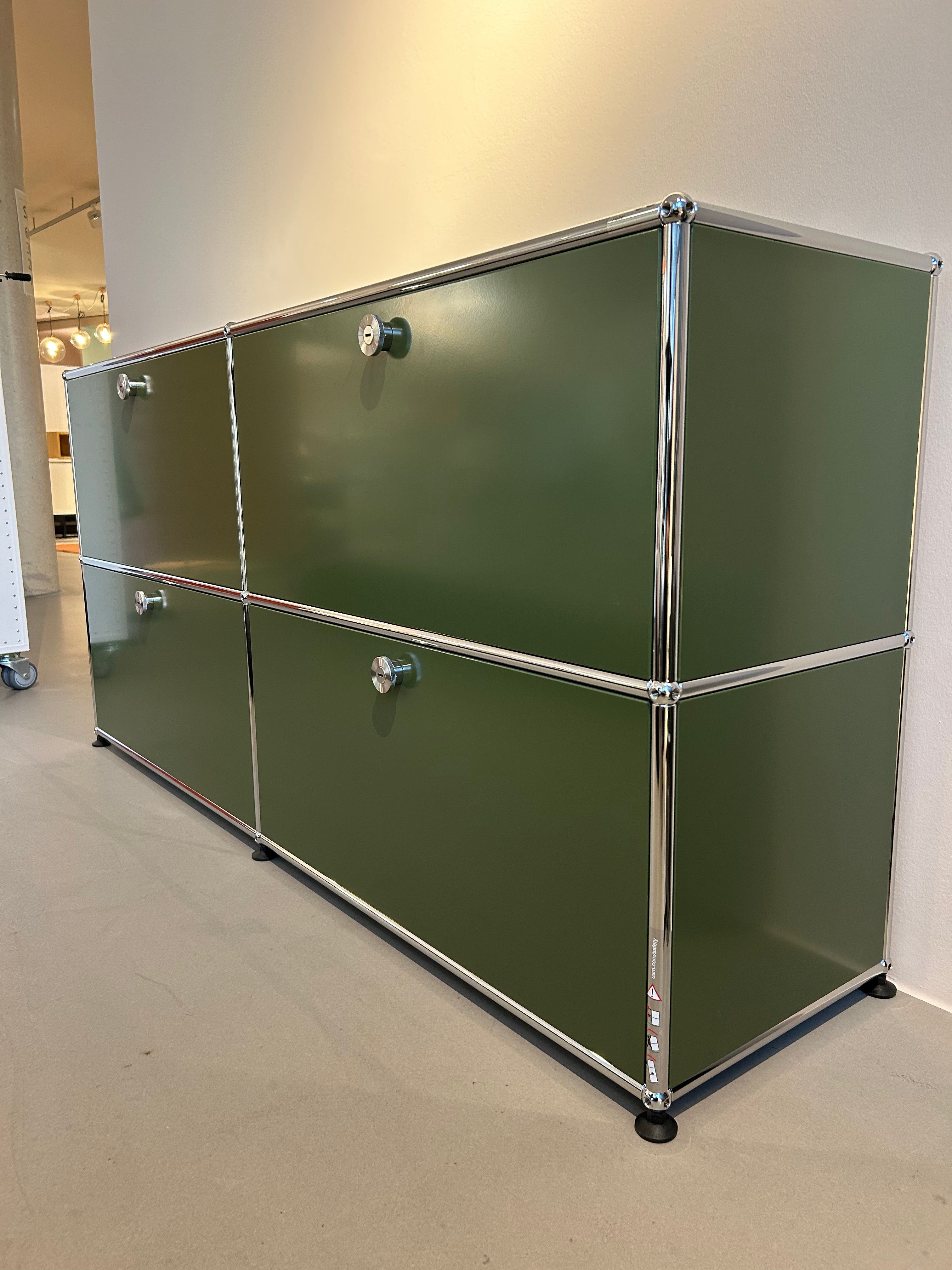 USM Haller / Sideboard mit 4 Klapptüren