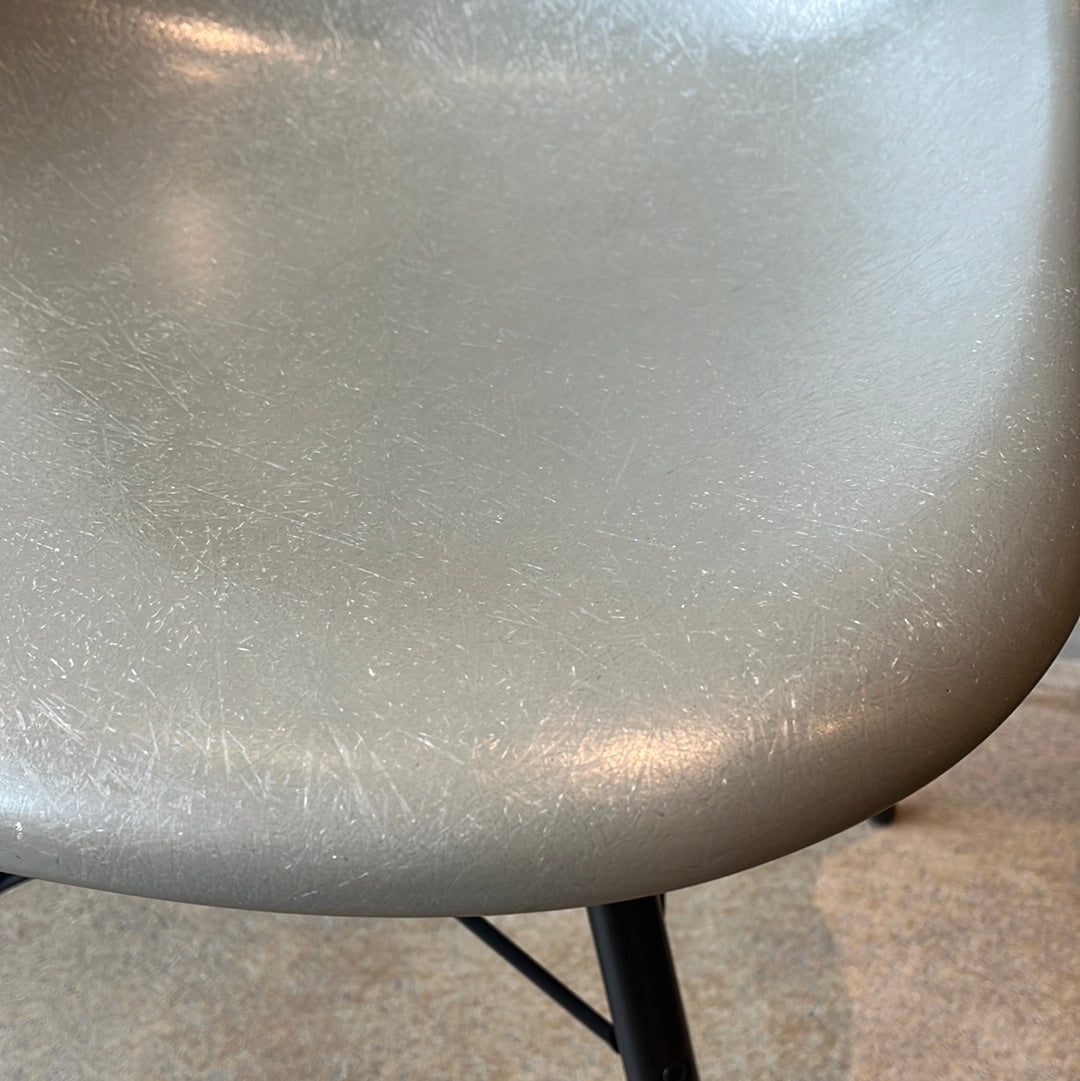 Vitra / Eames Fiberglass Side Chair / Stuhl