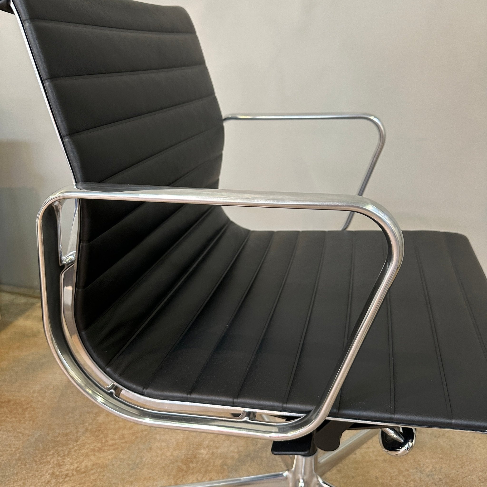 Vitra / ALU CHAIR EA 117 / Bürodrehsessel mit Armlehnen - architare shop