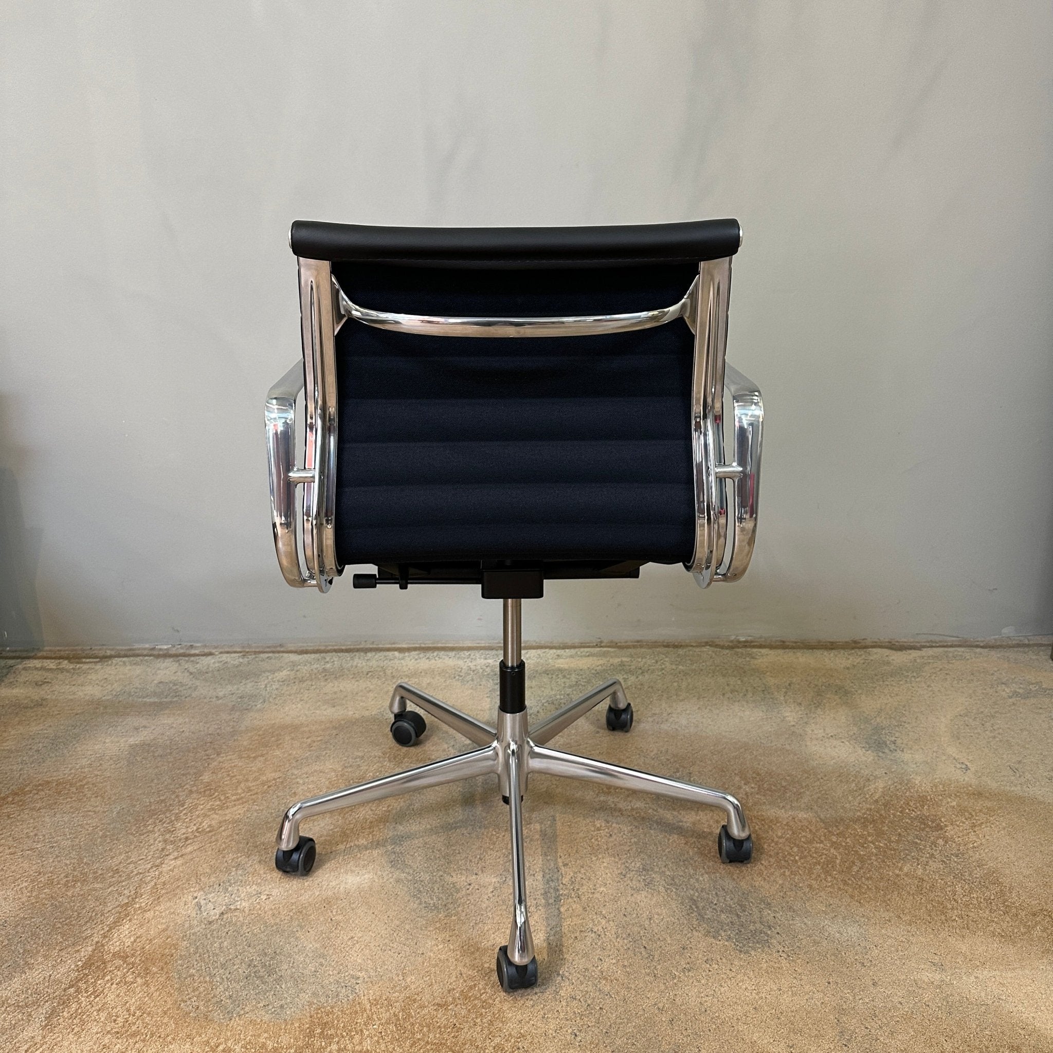 Vitra / ALU CHAIR EA 117 / Bürodrehsessel mit Armlehnen - architare shop