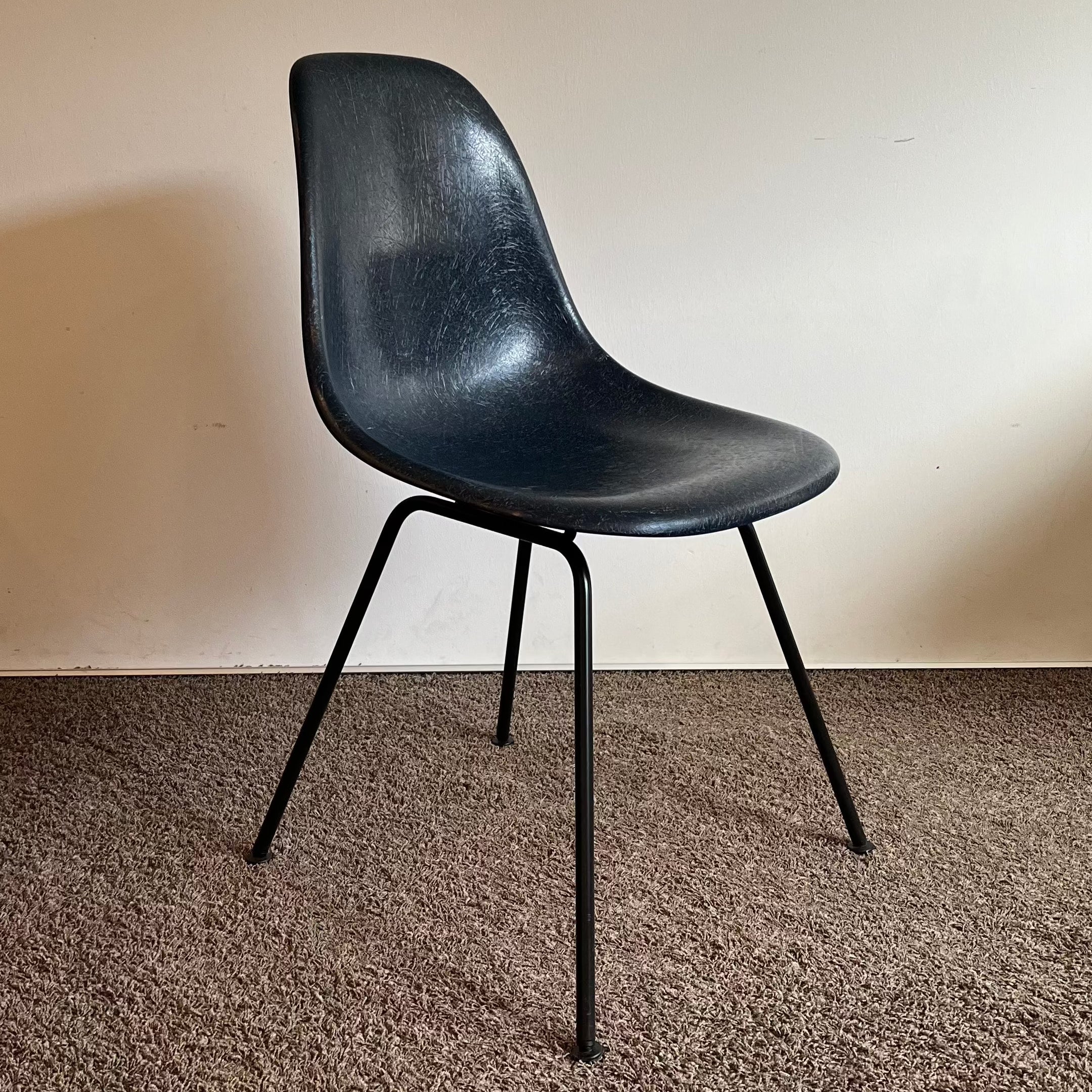 Vitra / Eames Fiberglass Side Chair