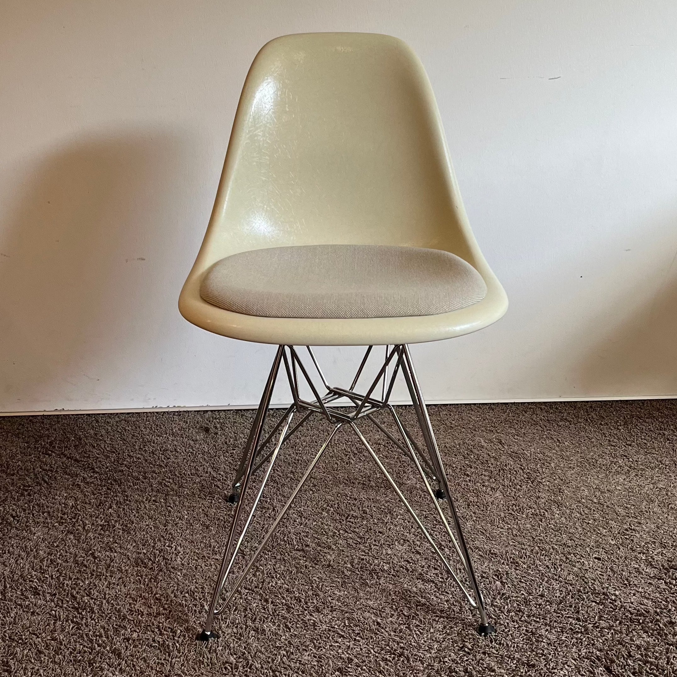 Eames Fiberglass Side Chair Vitra Stuhl creme