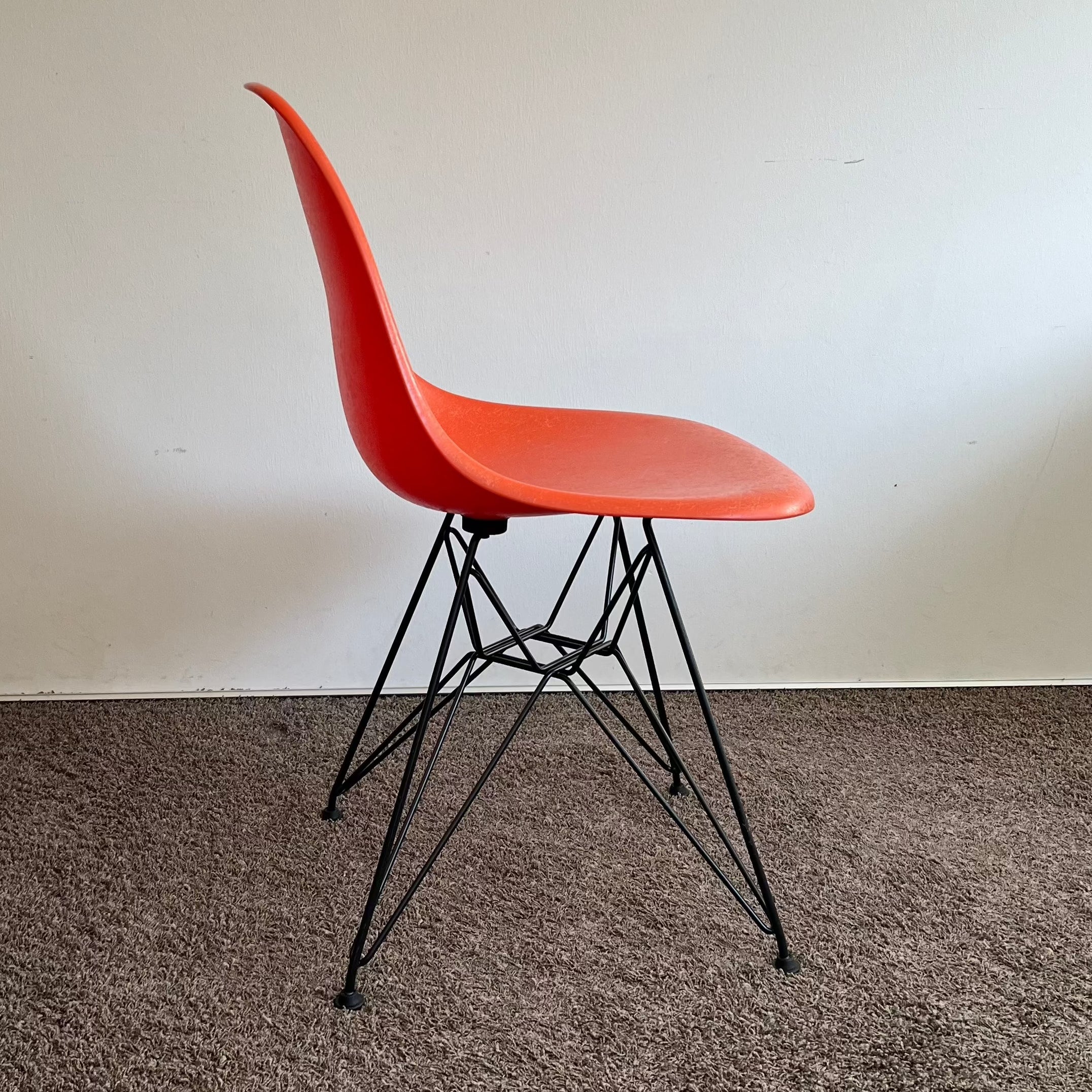 Vitra / Eames Fiberglass Side Chair / Chair