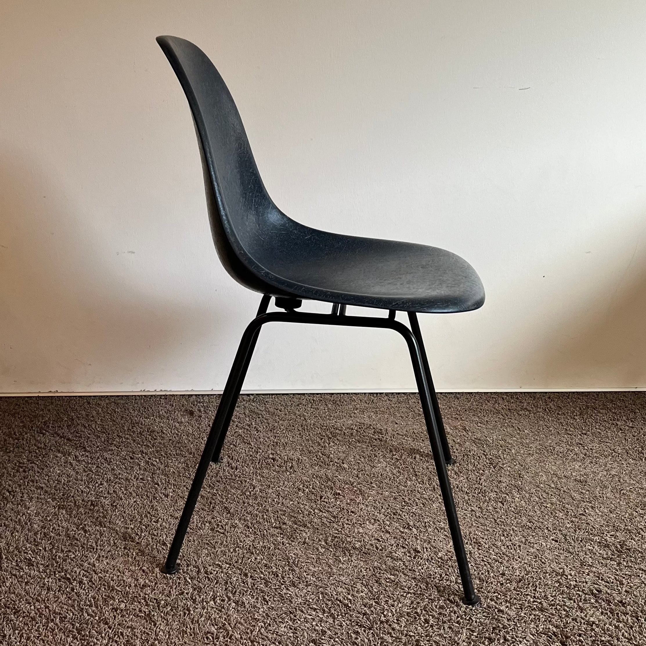 Vitra / Eames Fiberglass Side Chair