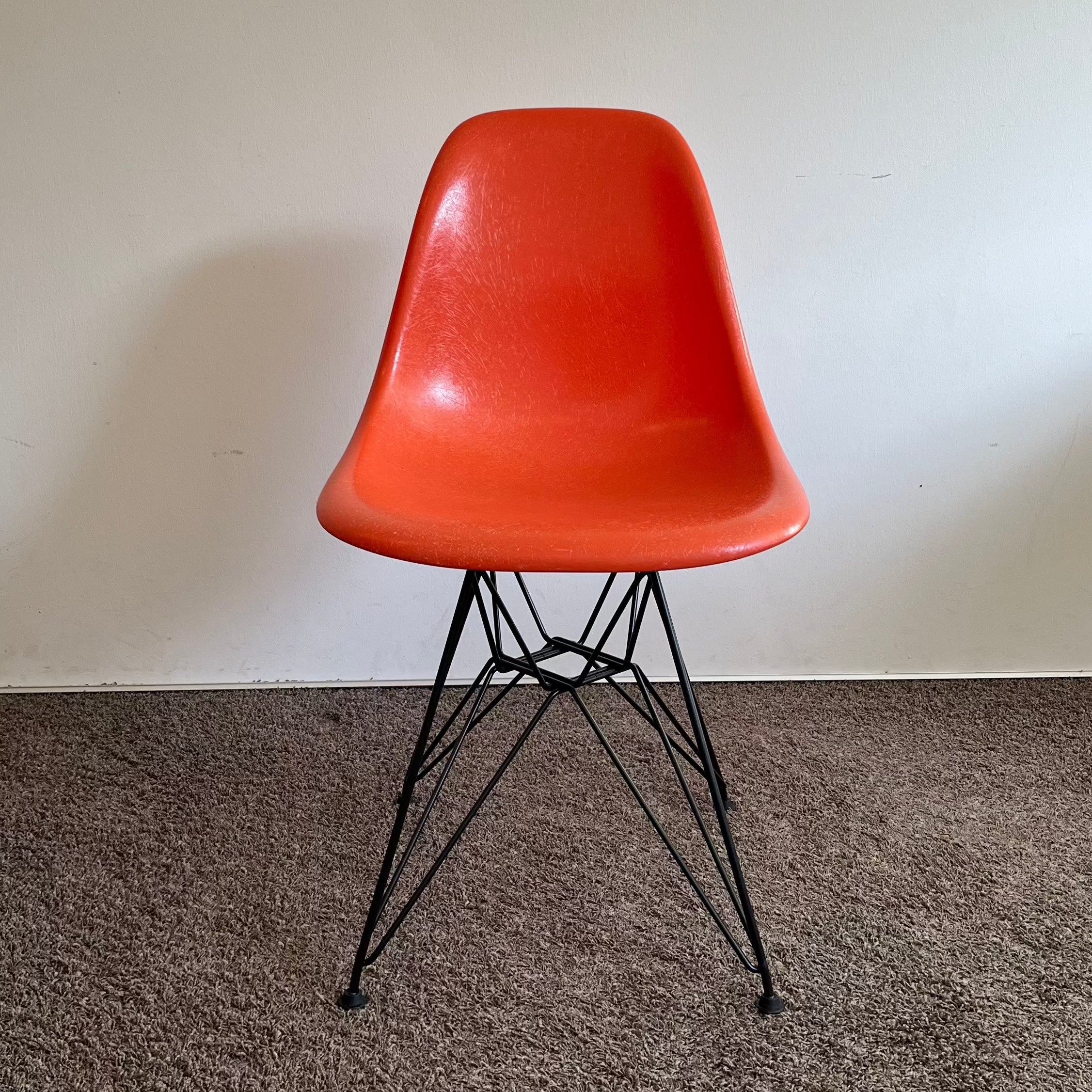 Eames Fiberglass Side Chair Stuhl vitra orange rot