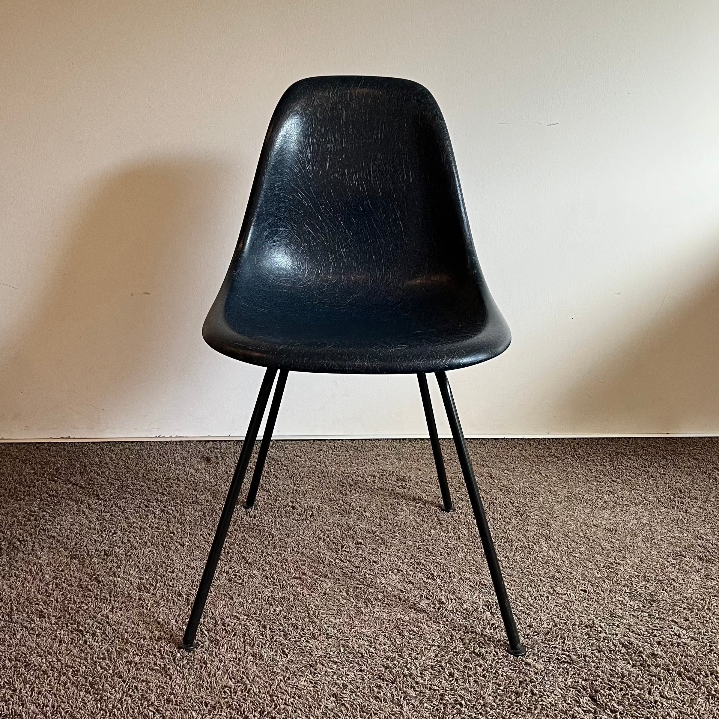 Eames Fiberglass Side Chair vitra Stuhl navy blau 