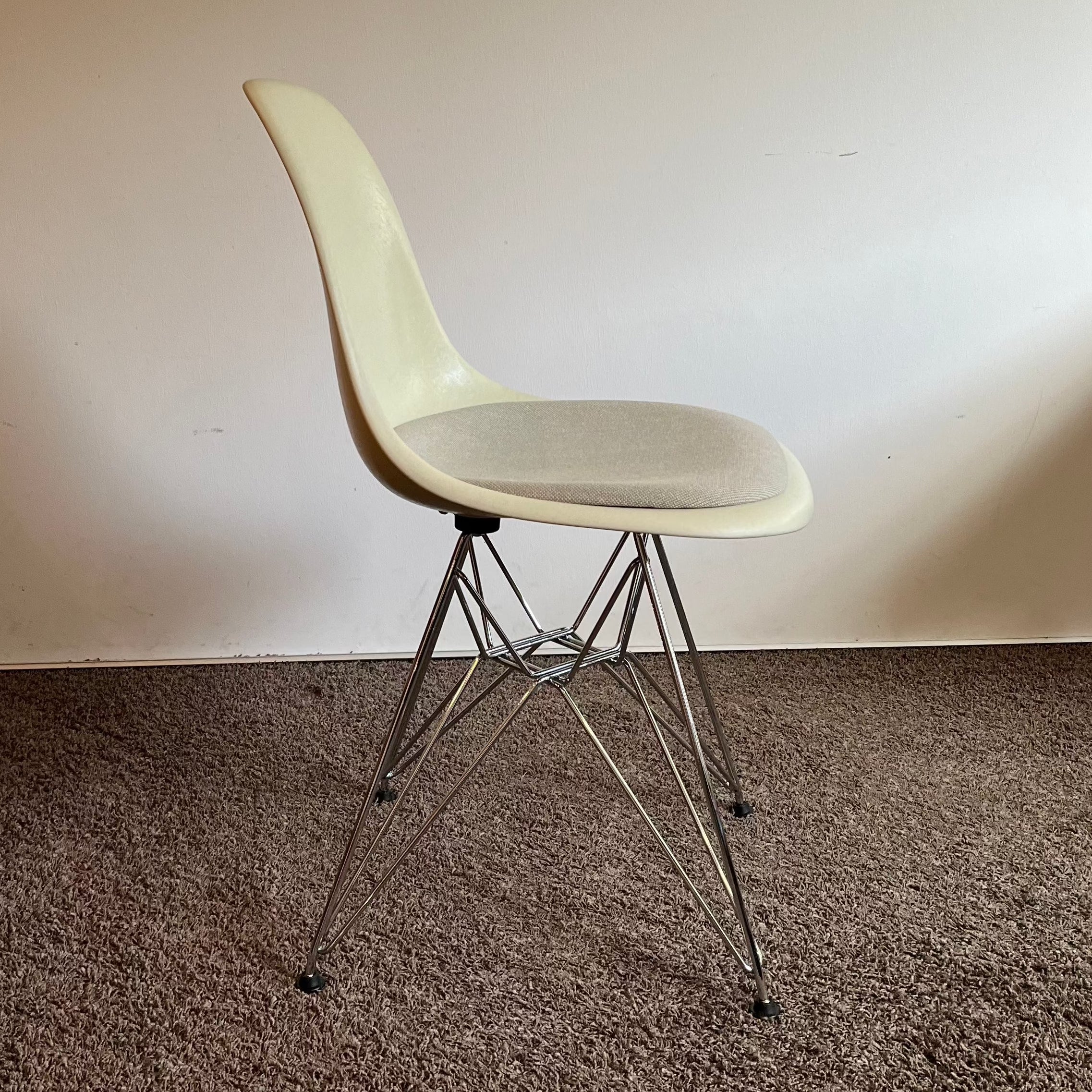 Vitra / Eames Fiberglass Side Chair / Chair