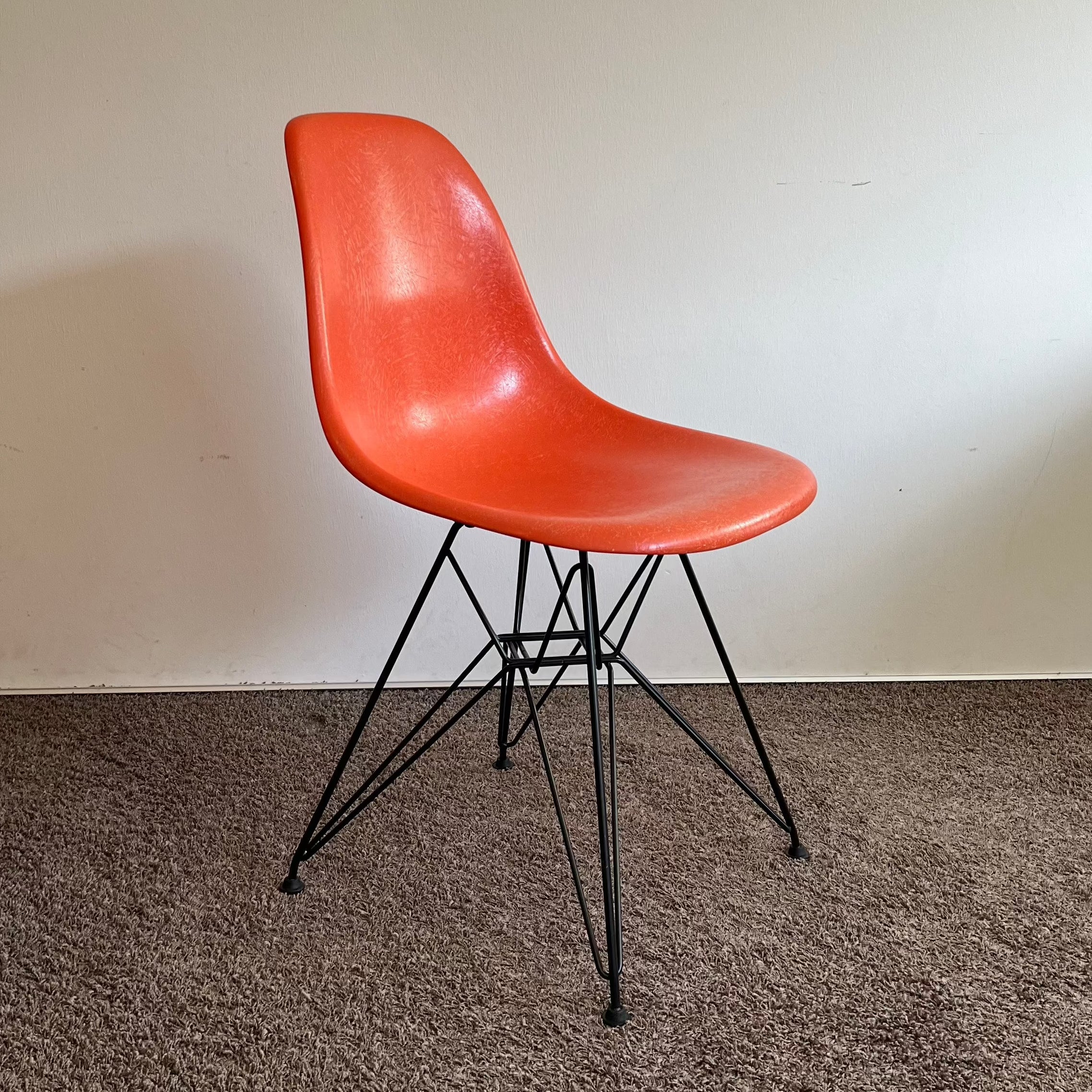 Vitra / Eames Fiberglass Side Chair / Stuhl