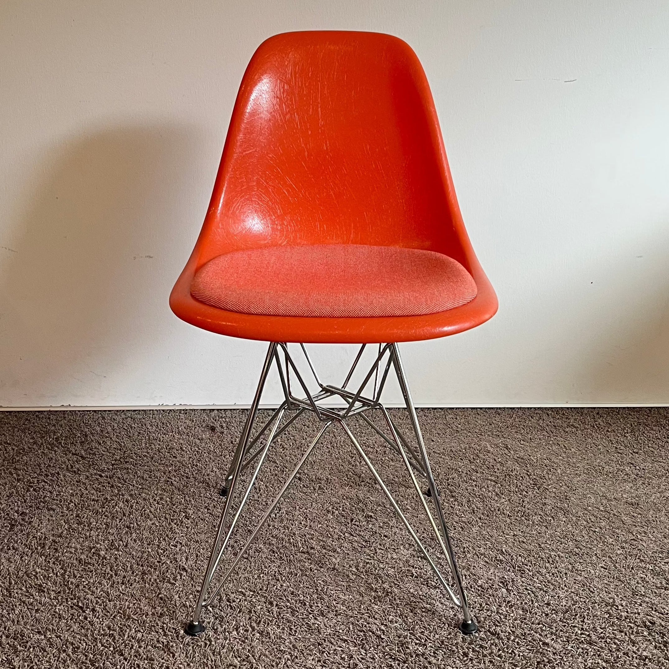 Eames Fiberglass Side Chair Vitra Stuhl rot orange